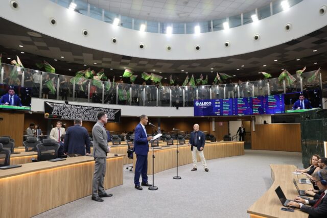 Ontem, terça-feira (03/03/2026), no Plenário da Assembleia Legislativa do Estado de Goiás, o SINDISLEG – Sindicato dos Servidores da Assembleia Legislativa do Estado de Goiás realizou sua segunda manifestação pacífica, reafirmando a luta em defesa dos servidores efetivos ativos, aposentados e pensionistas.
O movimento é em prol dos nove (09) anos sem reajuste salarial real e das três (03) datas-base não pagas, referentes aos anos de 2019, 2020 e 2021.
A mobilização demonstra união, responsabilidade e compromisso com a valorização de quem dedica sua vida ao serviço público e contribui diariamente para o fortalecimento do Parlamento goiano.
Seguimos firmes, com diálogo e mobilização, aguardando providências concretas quanto às reivindicações da categoria.
Valorização já!
Jacqueline Nasiazene Lima
Presidente do SINDISLEG
#Sindisleg #ValorizaçãoJá #ServidorPúblico #Alego #Goiás