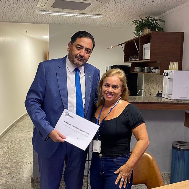 Estive agora pela manhã em reunião com o Deputado Talles Barreto para entregar nossa proposta, explicar e buscar informações pessoalmente sobre a reunião de ontem na Secretaria de Economia.
O Deputado Talles me informou que o Secretário Francisco Sérvulo ligou hoje pedindo o impacto das despesas financeiras da Alego.
Depois fui ao nosso Diretor Financeiro, Edilson Bezerra, e ele já estava organizando a solicitação do Secretário. Então, esclarecendo que não é o impacto das nossas reivindicações que foi solicitado ontem.
Após falar com o Edilson, fui à Procuradoria para falar com o Dr.Fabio Estevao Marchetti, sobre nossos projetos da nossa proposta, que já estão prontos.
Ainda dando continuidade, fui ao Egnaldo, da Folha de Pagamento, para pedir a atualização do impacto da Gratificação de Aperfeiçoamento para juntar às nossas propostas, para que seja encaminhada ao Dr. Fábio.
E, por último, reuni com os procuradores que participaram da reunião com o Deputado Talles na Secretaria de Economia ontem: Dra. Andreya Matos Moura, nossa Procuradora-Geral, e Dr. Rafael Rodrigues Vasconcelos, para interagir sobre a reunião.
Agradeço todo apoio da Procuradoria-Geral da Alego, no nome da Dra. Andreya Matos🌹, e, por último, agradeço: nosso colega Diretor Financeiro Edilson Bezerra, pelo trabalho técnico, nossa colega efetiva Lidiana Roncato, pelo apoio político e ao Deputado Talles Barreto por buscar soluções para a tão sonhada aprovação de nossa política salarial.
Missão cumprida por hoje. 🙏🏻🥰
Jacqueline Nasiazene Lima
Presidente do Sindisleg