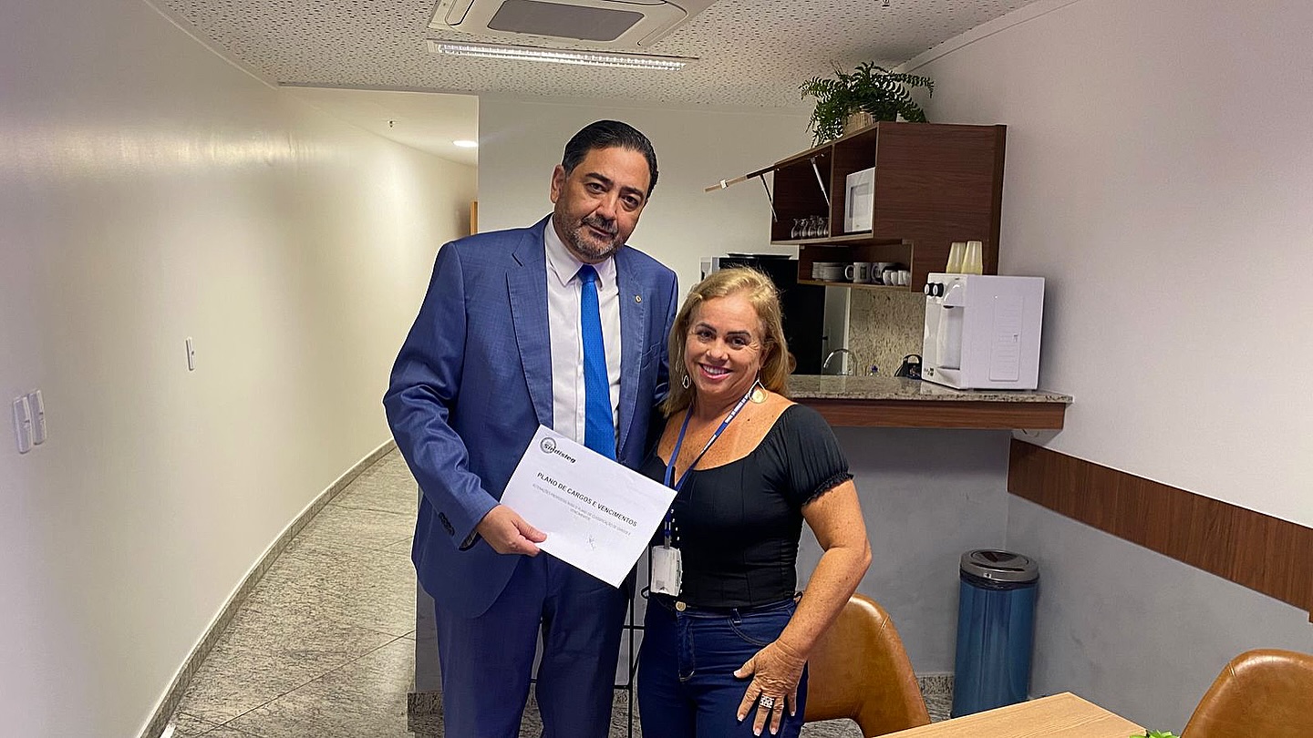 Estive agora pela manhã em reunião com o Deputado Talles Barreto para entregar nossa proposta, explicar e buscar informações pessoalmente sobre a reunião de ontem na Secretaria de Economia.
O Deputado Talles me informou que o Secretário Francisco Sérvulo ligou hoje pedindo o impacto das despesas financeiras da Alego.
Depois fui ao nosso Diretor Financeiro, Edilson Bezerra, e ele já estava organizando a solicitação do Secretário. Então, esclarecendo que não é o impacto das nossas reivindicações que foi solicitado ontem.
Após falar com o Edilson, fui à Procuradoria para falar com o Dr.Fabio Estevao Marchetti, sobre nossos projetos da nossa proposta, que já estão prontos.
Ainda dando continuidade, fui ao Egnaldo, da Folha de Pagamento, para pedir a atualização do impacto da Gratificação de Aperfeiçoamento para juntar às nossas propostas, para que seja encaminhada ao Dr. Fábio.
E, por último, reuni com os procuradores que participaram da reunião com o Deputado Talles na Secretaria de Economia ontem: Dra. Andreya Matos Moura, nossa Procuradora-Geral, e Dr. Rafael Rodrigues Vasconcelos, para interagir sobre a reunião.
Agradeço todo apoio da Procuradoria-Geral da Alego, no nome da Dra. Andreya Matos🌹, e, por último, agradeço: nosso colega Diretor Financeiro Edilson Bezerra, pelo trabalho técnico, nossa colega efetiva Lidiana Roncato, pelo apoio político e ao Deputado Talles Barreto por buscar soluções para a tão sonhada aprovação de nossa política salarial.
Missão cumprida por hoje. 🙏🏻🥰
Jacqueline Nasiazene Lima
Presidente do Sindisleg