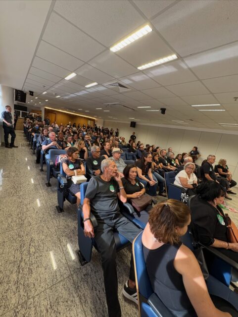 Após a manifestação realizada na quarta-feira, dia 11 de março, no plenário da Assembleia Legislativa do Estado de Goiás, os servidores do Sindisleg — Sindicato dos Servidores da Assembleia Legislativa do Estado de Goiás — reuniram-se no Auditório Francisco Gedda, em encontro convocado pela presidente Jacqueline Nasiazene Lima, para fins de esclarecimentos e diálogo acerca do impacto da proposta salarial no orçamento da Casa.
Na ocasião, o diretor financeiro da Assembleia, Edilson Bezerra - @bsedilson , apresentou esclarecimentos sobre as estratégias técnicas e os estudos financeiros que podem viabilizar a possibilidade de aprovação do reajuste salarial da categoria, com a anuência do presidente da Assembleia Legislativa, Deputado @brunopeixotooficial
Na oportunidade, foi estabelecido, em comum acordo com a Diretoria Financeira, o prazo até a próxima terça-feira para a apresentação de um posicionamento acerca da possibilidade de reajuste salarial da categoria.
Jacqueline Nasiazene Lima
Presidente do Sindisleg
#Sindisleg #ALEGO #ValorizaçãoDoServidor #ServidoresUnidos