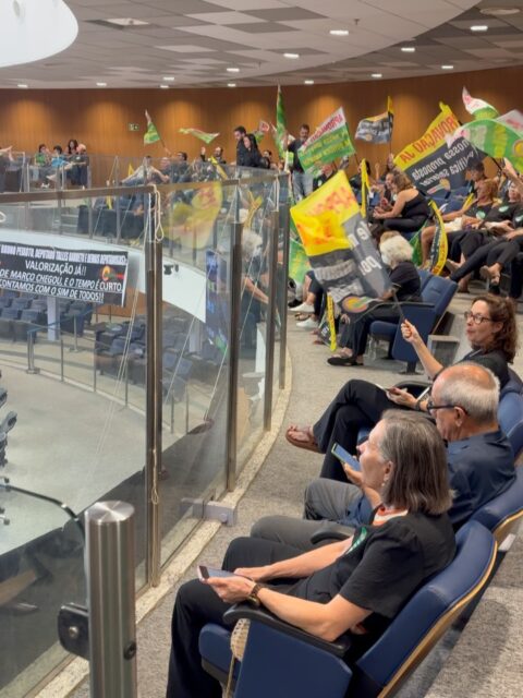 Na última quarta-feira, 11 de março, aconteceu a terceira (03) manifestação dos servidores ativos, inativos e pensionistas do Sindisleg — Sindicato dos Servidores da Assembleia Legislativa do Estado de Goiás.
A mobilização reuniu servidores em defesa da valorização da categoria e pela alteração da política salarial, uma vez que, desde 2018, não houve reajuste salarial, agravando a situação com três (03) datas-base dos anos de 2019, 2020 e 2021 que não foram pagas.
O ato reforça a união dos servidores na busca por reconhecimento e valorização.
Jacqueline Nasiazene Lima
Presidente do Sindisleg
#Sindisleg #ServidoresUnidos #ValorizaçãoDoServidor #alego